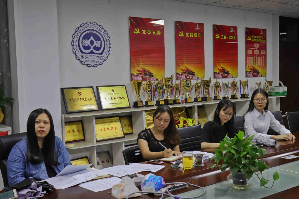 老师主任认真听竞选者演讲